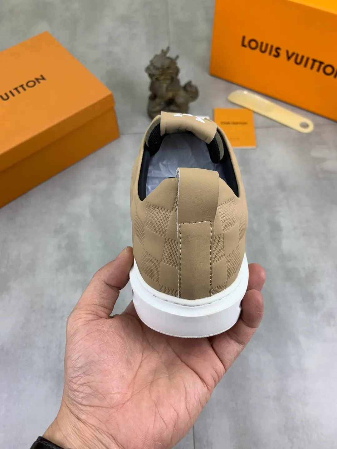 Men's men's shoes P440💰【Real price】Yangli🆘 💭💭New model launched【LOUlS VUlTTON】Louis Vuitton's new low-top men's shoes, high quality, support inspection! This style comes from Italy, very energetic and creative, giving people a comfortable and atmospheric visual impact❗Synchronization, the upper is made of silk calfskin with the original LV, imported soft sheepskin lining🐑Purely hand-stitched; LV original rubber outsole 4️⃣colors available Code number: 38~44